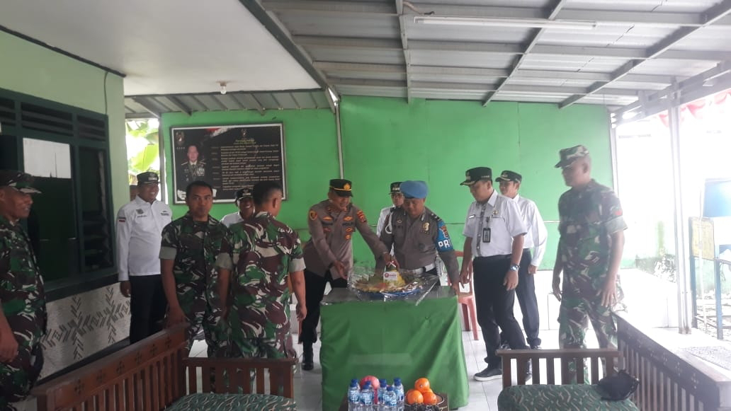 Polsek Carenang Polres Serang Dirgahayu "TNI Ke-77 " Oleh Kapolsek Carenang dan Camat Carenang