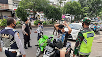 Tim Gugus Tugas Covid-19 Kota Bandarlampung Berikan Masker Bagi Pengendara dan Warga yang Tidak Memakai Masker