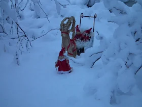 Tontut, tonttutyttö, tonttureki, kotipihan joulu, talvi, lumi, reki