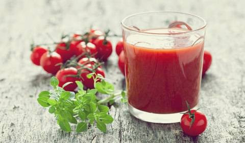 membuat jus tomat untuk merawat kulit