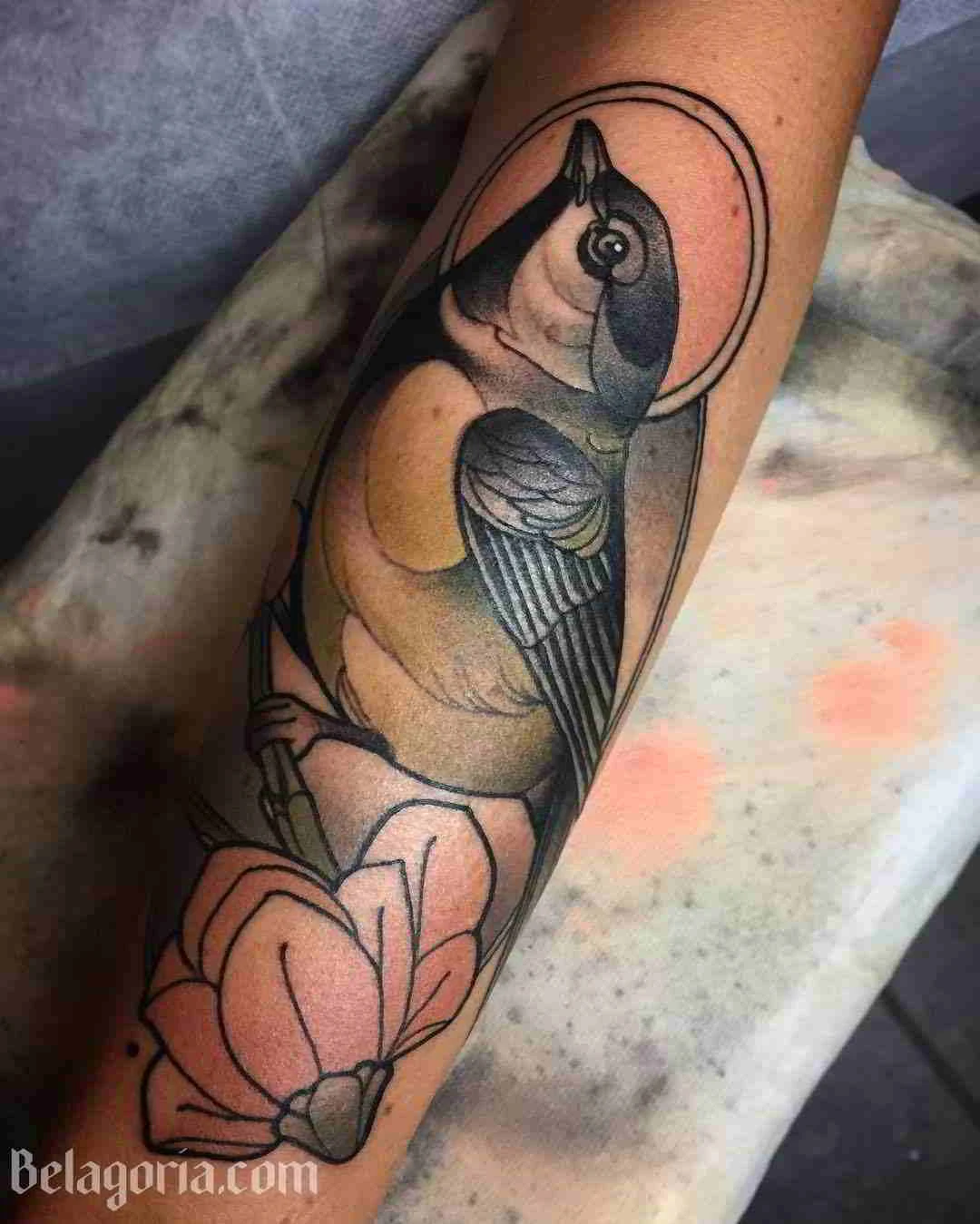 Vemos un tatuaje Neotradicional de colores vivos