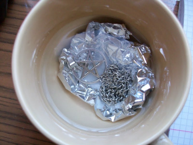 How to clean silver silver by using aluminum foil and sat water