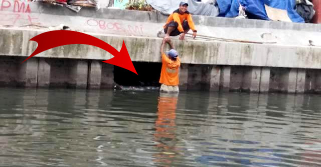 2 Pria Berseragam Warna Orange Ini Mendadak Viral !! Lihat Apa yang Diambilnya Dari Sungai !!