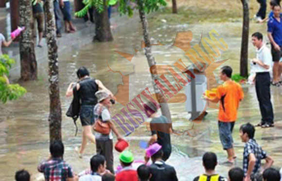 Ribuan Pria Menelanjangi Wanita Pada Water Splashing Festival Yang Kacau Di China [ www.BlogApaAja.com ]
