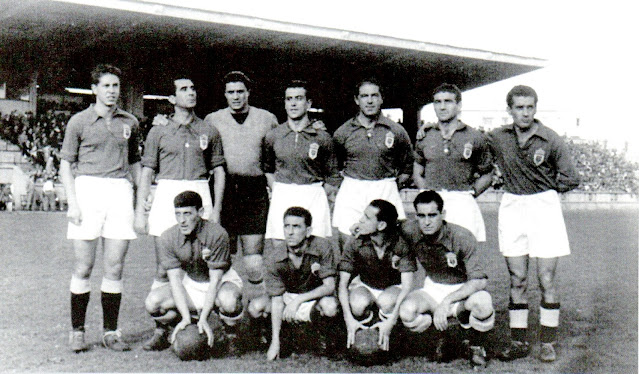 REAL OVIEDO. Temporada 1949-50. Falín, Arzanegui, Argila, Peñalosa. Diestro, Iturbe y Muñiz. Antón, Goyín, Felipe, Maqueda y Echevarría. R. C. DEPORTIVO DE LA CORUÑA 2 REAL OVIEDO 2 Domingo 16/10/1949. Campeonato de Liga de 1ª División, jornada 7. La Coruña, estadio Nuevo Riazor. GOLES: 0-1: 2’, Felipe. 0-2: 8’, Felipe. 1-2: 45’, Franco, de penalti. 2-2: 62’, Marquínez.