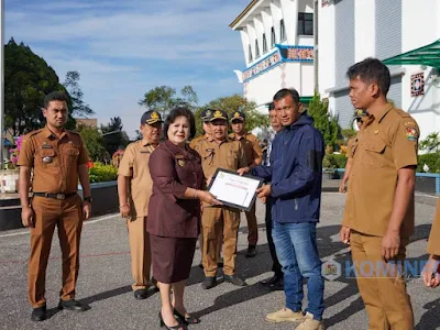 Bupati Karo Berikan Penghargaan Kepada Warga Tongging Yang Berjasa Dalam Pencarian Turis Asing Di Gunung Sipiso-piso Merek