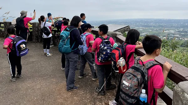 ▲香田國小生爬八卦山最高峰橫山，全程5.6公里，經歷3個半小時完成攻頂，師生順利完成任務挑戰。（記者林明佑翻攝）
