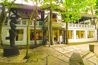 Museum Ullen Sentalu adalah museum yang menampilkan seni dan budaya tradisional Jawa. Di dalam museum ini, pengunjung dapat melihat berbagai jenis seni rupa seperti wayang kulit, kerajinan tangan, dan seni lukis. Selain itu, museum ini juga menampilkan koleksi barang-barang tradisional dan mengadakan berbagai acara yang menarik.