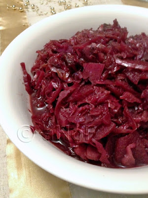 Red Cabbage, Apples, Bacon, spices, wine, red wine vinegar