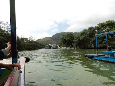 Embarcação navegando