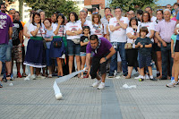 Campeonato de lanzamiento de papel higiénico en las fiestas de Retuerto