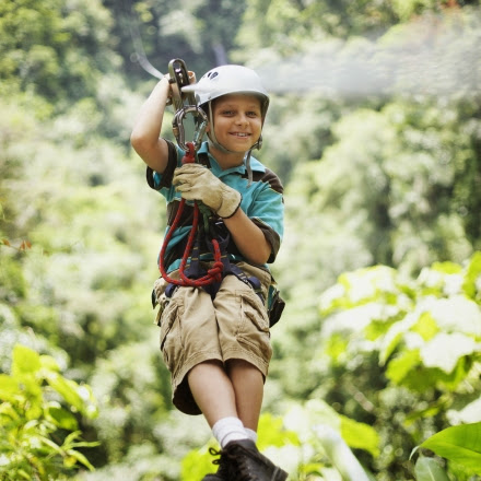 Enfants dans un parcours accro-branches