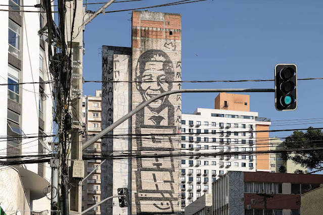 Grafite com imagem de Nelson Mandela