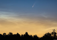 kometa C/2020 F3 (NEOWISE) sfotografowana o poranku 06.07.2020 r. nad ławicą obłoków srebrzystych, z Zawiercia. Nikon D7200, obiektyw Sigma 700-200 na 200 mm + crop, f3.5, ISO400, eksp. 1 sek. Credit: Michał Kurzak 