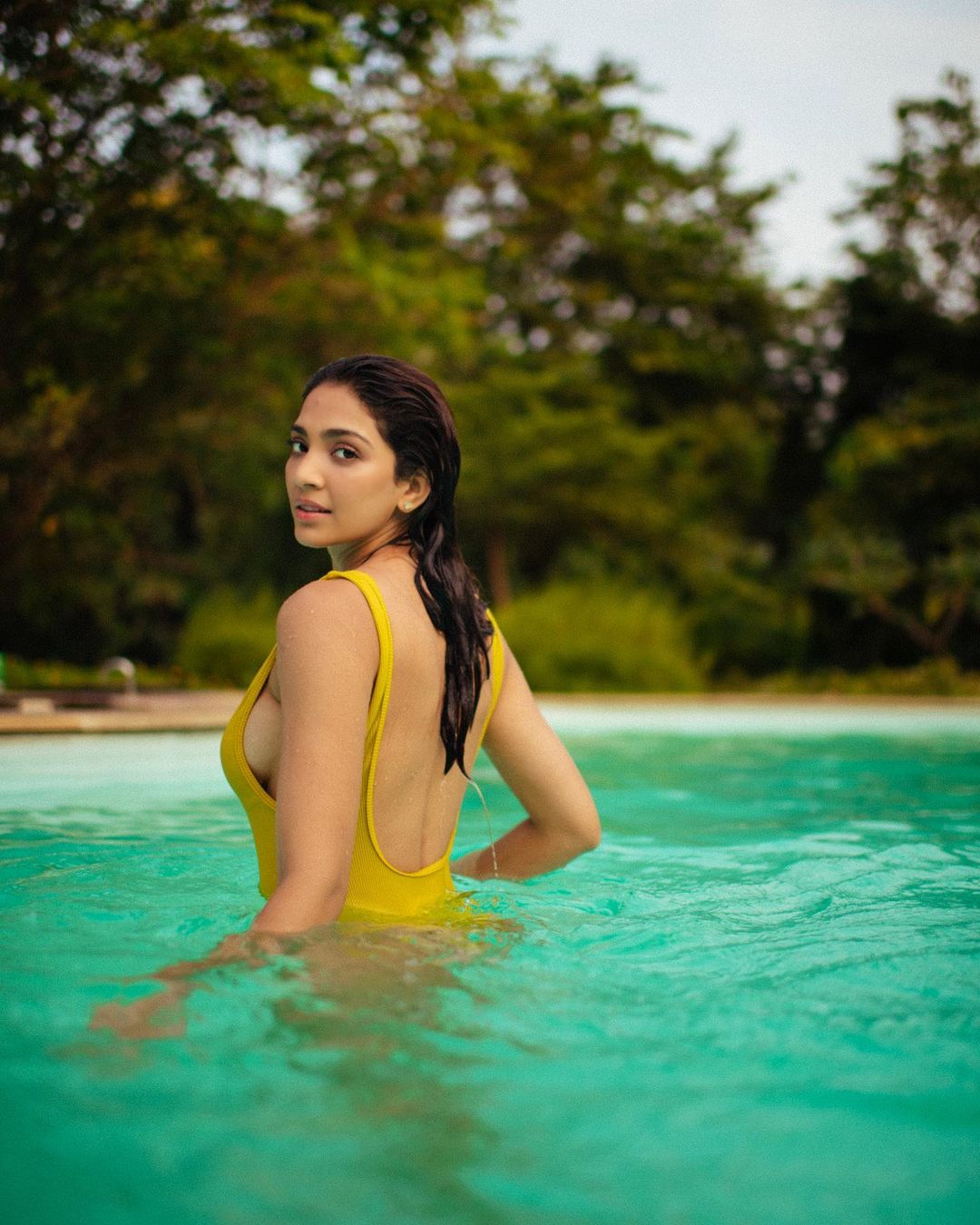 yogita bihani yellow swimsuit sideboob vikram vedha actress