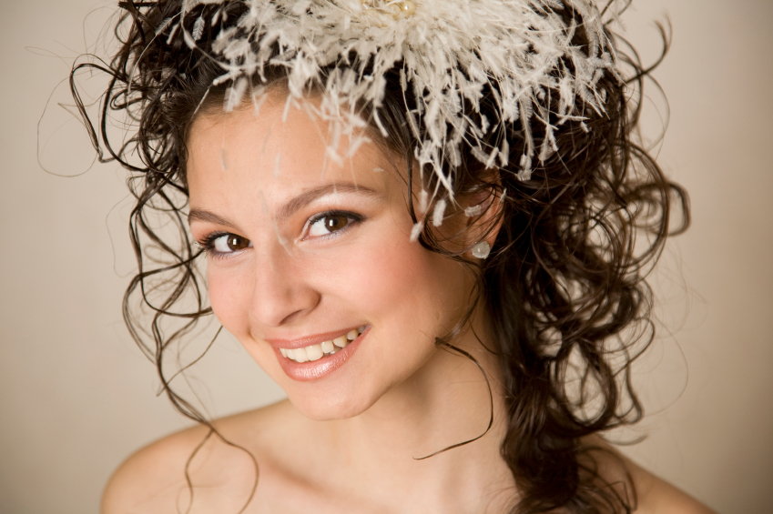  back in vogue for brides across the globe A fascinator is a headpiece 