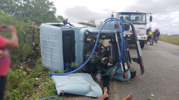 Homem morre em acidente após Toyota que transportava água tombar na PE-160