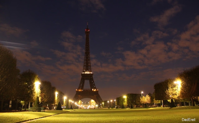 La Tour Eiffel et le Champ de Mars à Paris aux aurores 