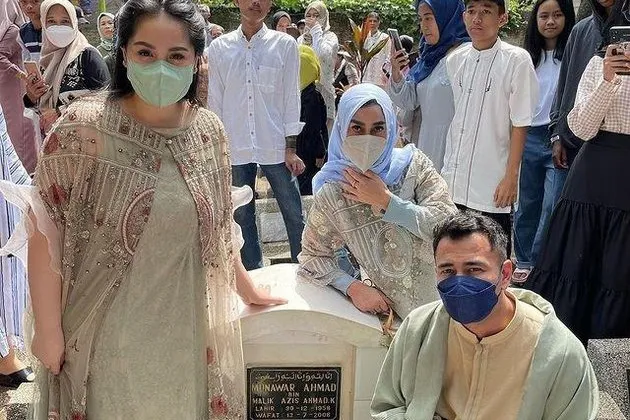 6 Potret Momen Selebriti Indonesia Berziarah Ke Makam Orang Tersayang Saat Lebaran