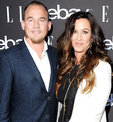 Foto de Alanis Morissette junto a su pareja