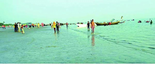 Tourist dies while taking pictures with the waves at Kuakata beach