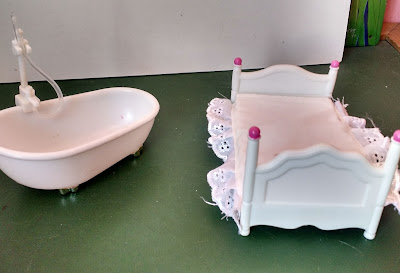 Brinquedo de plástico branco, cama com lencol removivel 12cm de comprimento e banheira com mangueira  11cm -  R$ 30,00 os dois