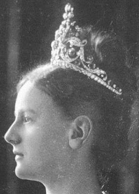 sapphire wedding gift tiara queen wilhelmina netherlands hoeting