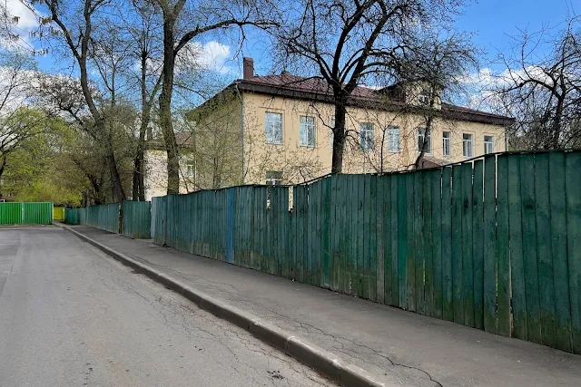 Бронницкая улица, общежитие «Рязанский проспект» / Hostel77 – бывшая вечерняя школа (здание построено в 1954 году)