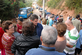 Prefeito Arlei cumprimenta e conversa com moradores da região