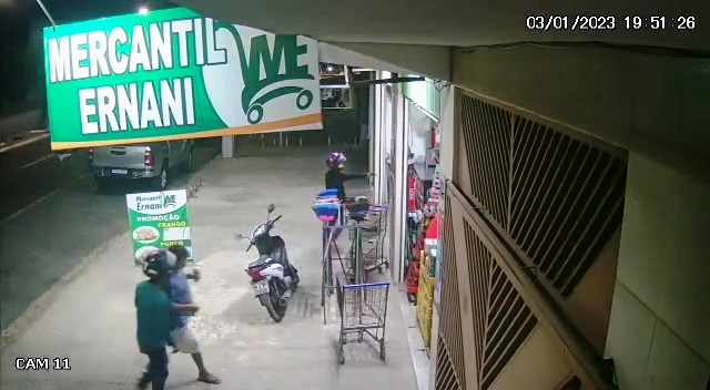 Câmera de monitoramento flagra bandidos assaltando comércio em Parnaíba; vídeo 