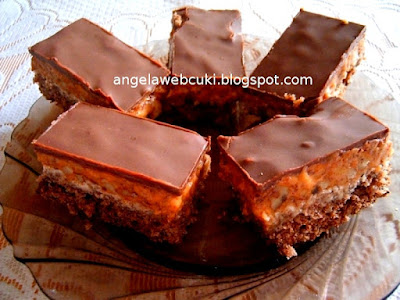Zsófi-féle Snickers szelet, diós fehér csokoládés kevert tésztájú sütemény, diós krémmel és csokoládémázzal bevonva.
