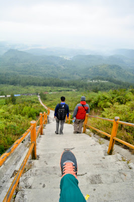 Perjalanan dari kota bandung untuk tracking Gunung Galunggung, Tasikmalaya. Pengalaman sholat dan juga sunrise di atas puncak. Seru!