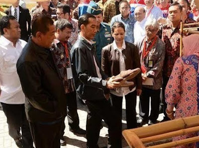 Gambar Jaket Kulit Jokowi dan Menteri Rini