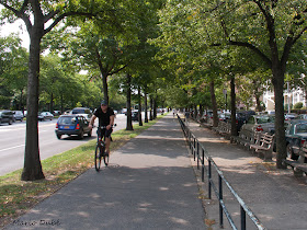 La piste cyclable le long de Ocean Parkway à Brooklyn