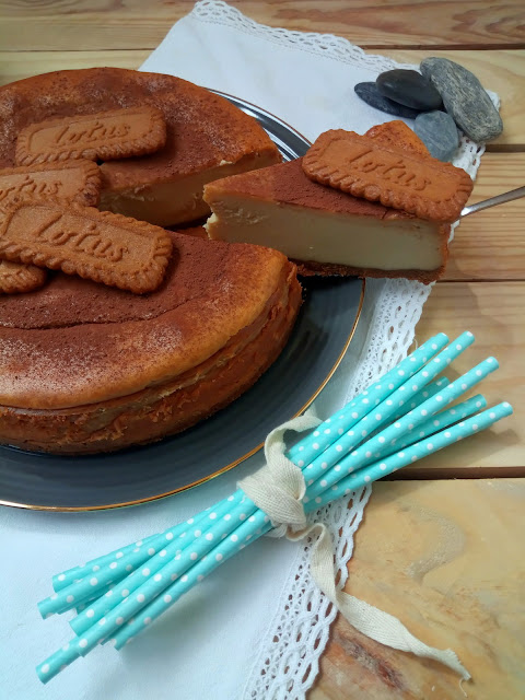 Lotus cheesecake. Deliciosa tarta de queso horneada con crema de galeltas Lotus.