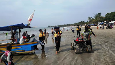 Pelayanan SAR Satbrimobda Banten di Tempat Wisata Pantai Anyer