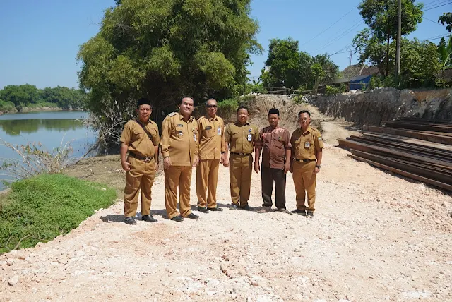 Perbaikan jalan longsor tepi bengawan Solo Desa Gadon Cepu ditargetkan selesai pada akhir Mei 2024, dengan berbagai upaya penguatan tanggul yang dilakukan selama proses perbaikan