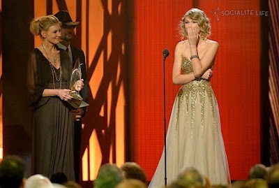 Taylor Swift Wins 2009 CMA Music Awards photos, Taylor Swift Wins 2009 CMA Music Awards pictures, Taylor Swift Wins 2009 CMA Music Awards images, Taylor Swift Wins 2009 CMA Music Awards pics