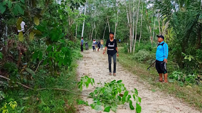 Wujudkan Lingkungan Bersih, Kades Siabu Tarmo, S.Pd Pimpin Gotong Royong Bersikan Jalan Bersama Warga