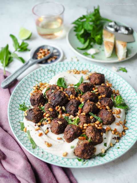 The recipe for spicy herb meatballs on a cool bean puree