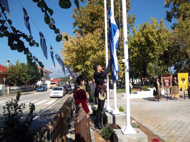 Η Ελληνική, η Ποντιακή και η σημαία της Μακεδονίας υψώθηκαν στο Μικροχώρι Δράμας