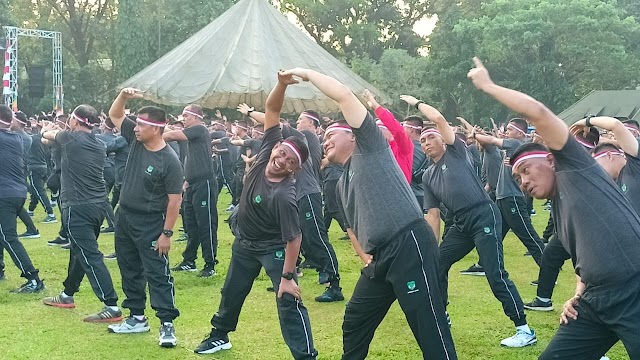 Meriahkan HUT RI Ke-77 Pangdam Jaya Olahraga Bersama Prajurit di Lapangan Batalyon Mekanis 201/Jaya Yudha