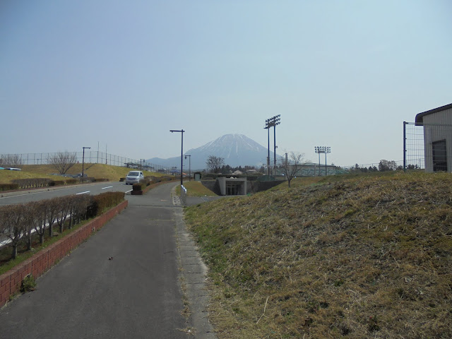 伯耆町総合スポーツ公園入口から見た大山の眺望