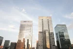 東京駅前のビル群。