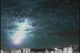 Meteora disintegrata nell'atmosfera a 36 chilometri di altitudine.