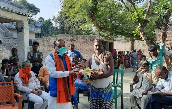महादलित बस्ती में जिन परिवार के राशन कार्ड नहीं बने हैं उनको भाजपा के जिला मंत्री सुंदेश्वर राम उर्फ मोना प्रसाद ने राशन मुहैया कराया