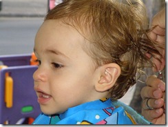 1 ano 3 meses  cortando cabelo 1ª vez (35)