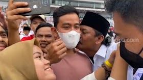 Ikut Nongol di Acara Kumpul Akbar Relawan Jokowi di GBK, Gibran Dikecup Bapak-bapak Berkumis