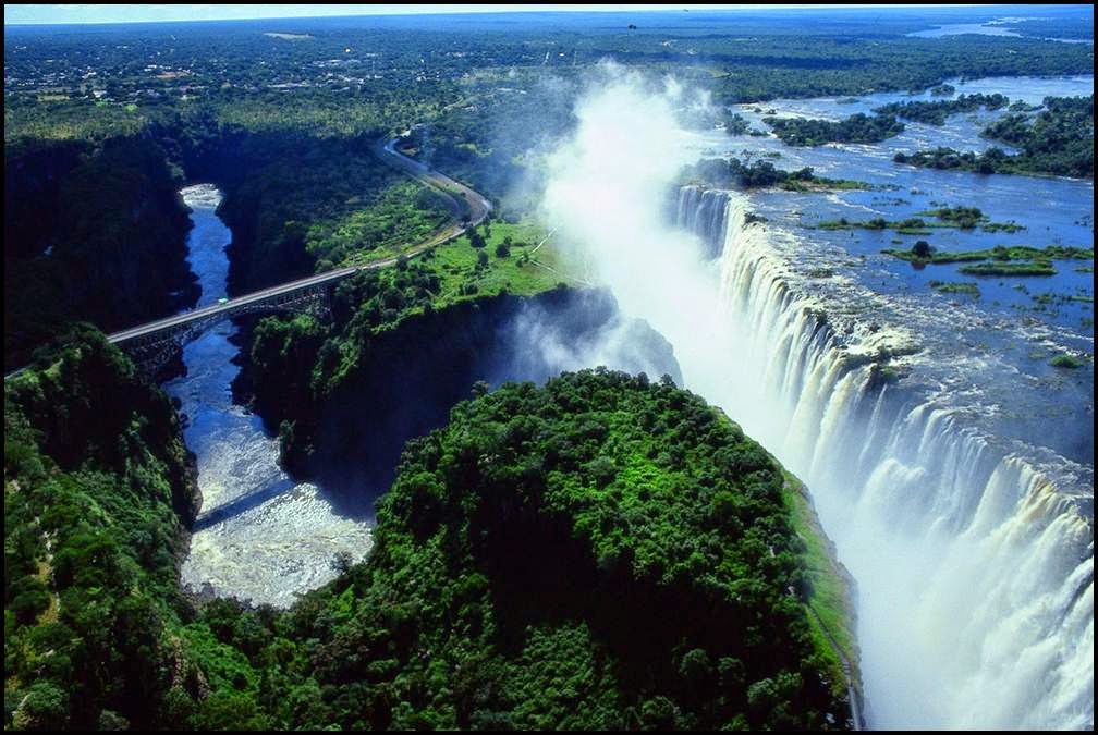 Victoria Falls (Mosi-oa-Tunya) Travel one of the largest and beautiful waterfall of the world (Part – 1)