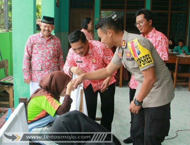 sekolah luar biasa (SLB) B Pertiwi  di Jalan Gajah Mada No.149 Kota Mojokerto